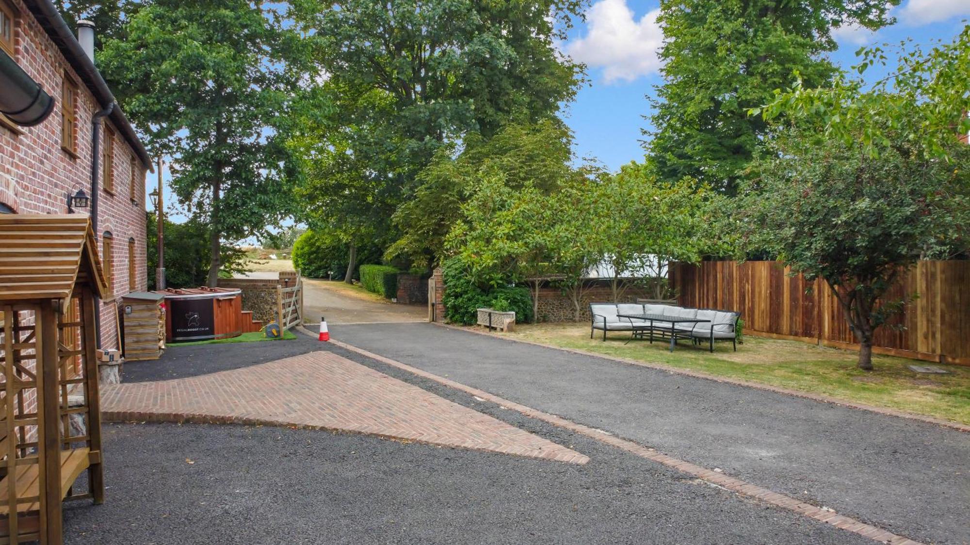 The Roost Group - The Coach House - Hot Tub Villa Gravesend Bilik gambar